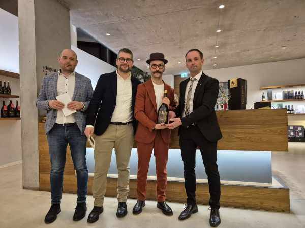 Foto di gruppo con la bottiglia Kaltern