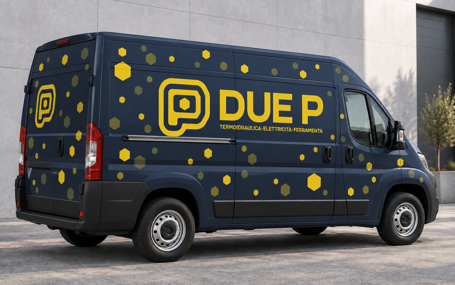 Furgone Due P blu scuro con logo giallo e pattern di esagoni