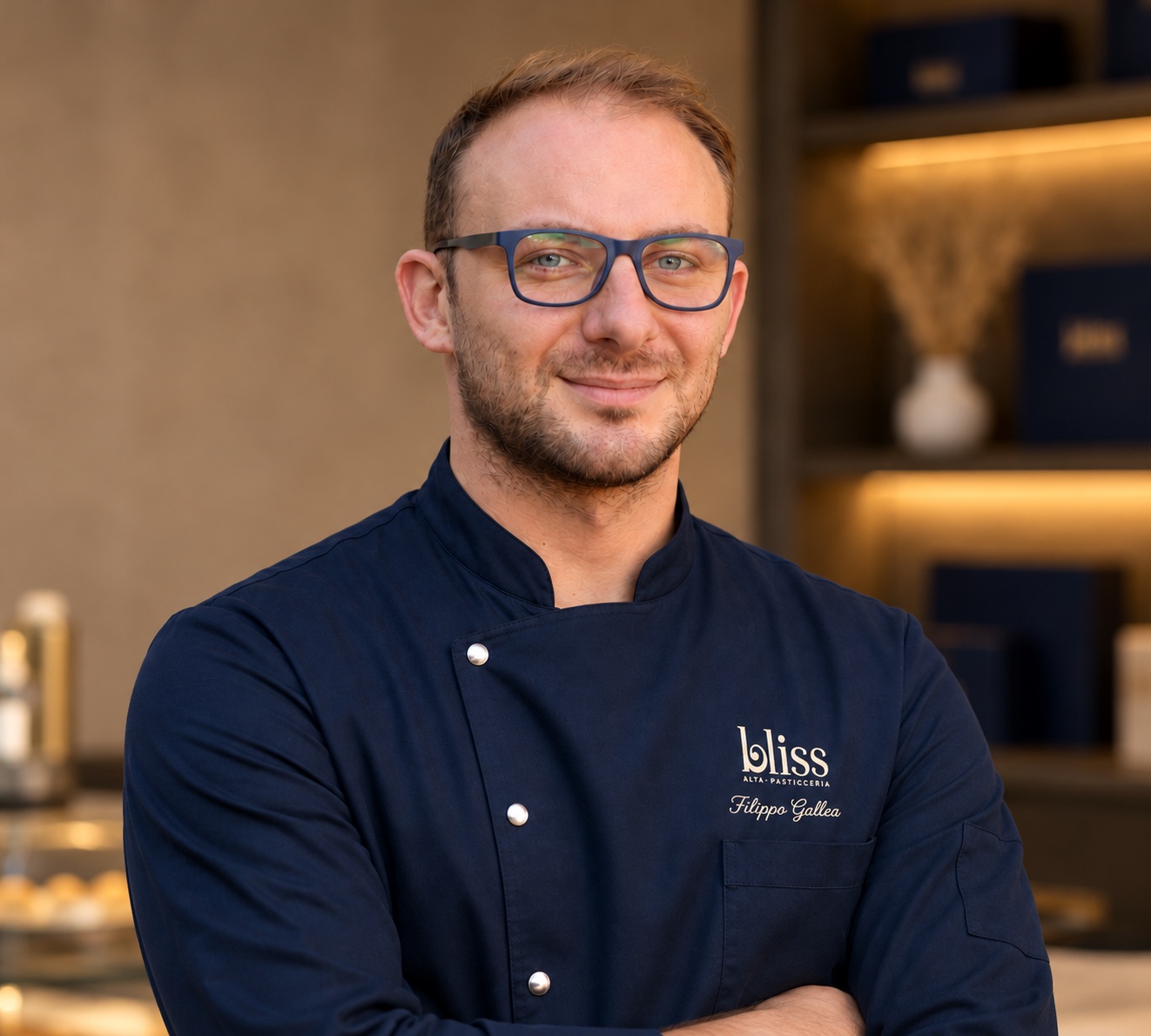 Giacca blu con logo BLISS Alta Pasticceria e ricamo Filippo Gallea.