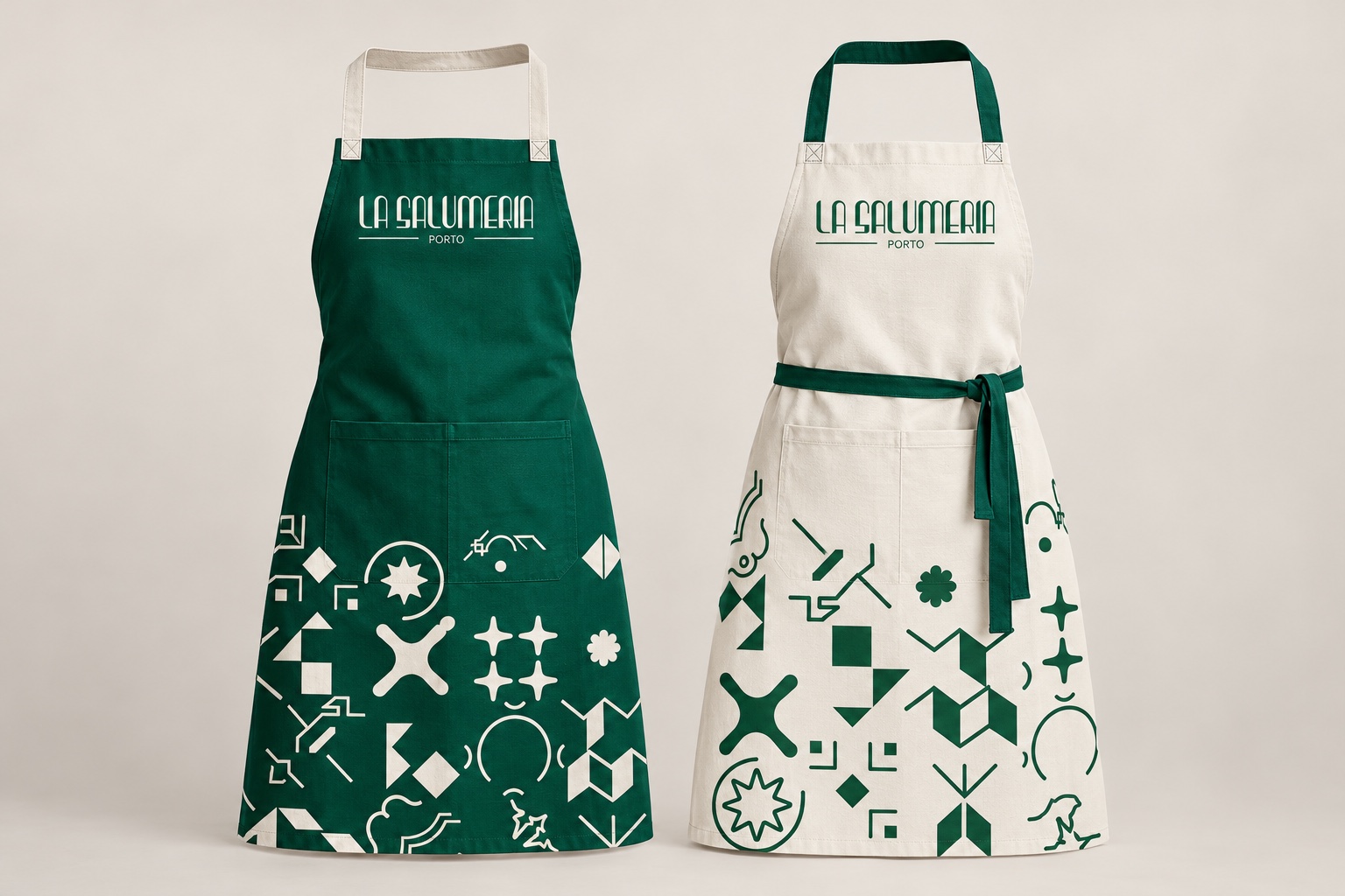 Abbigliamento da lavoro La Salumeria nei colori verde smeraldo e bianco.