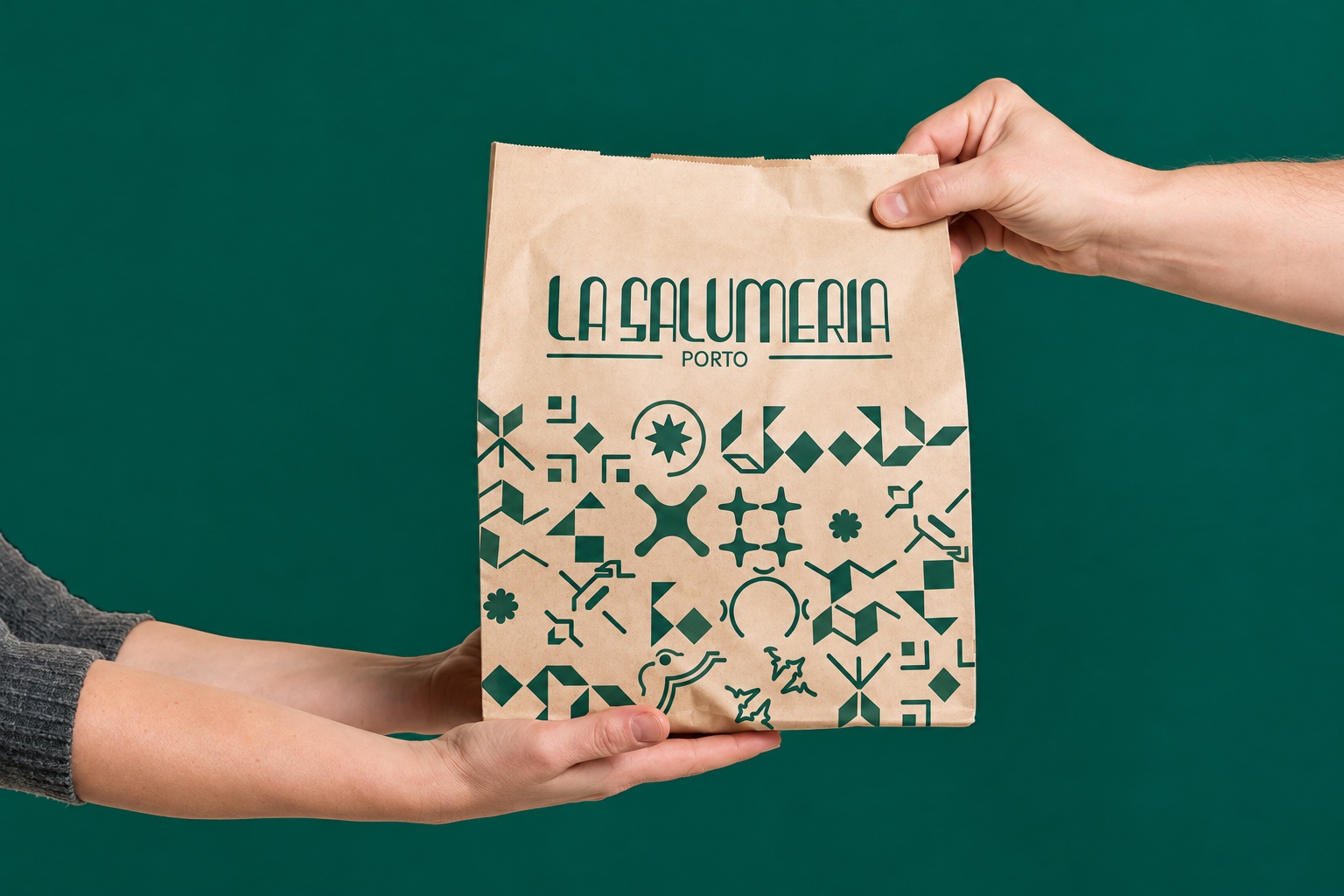 Sacchetto delivery La Salumeria con logo e pattern verde smeraldo su carta kraft.