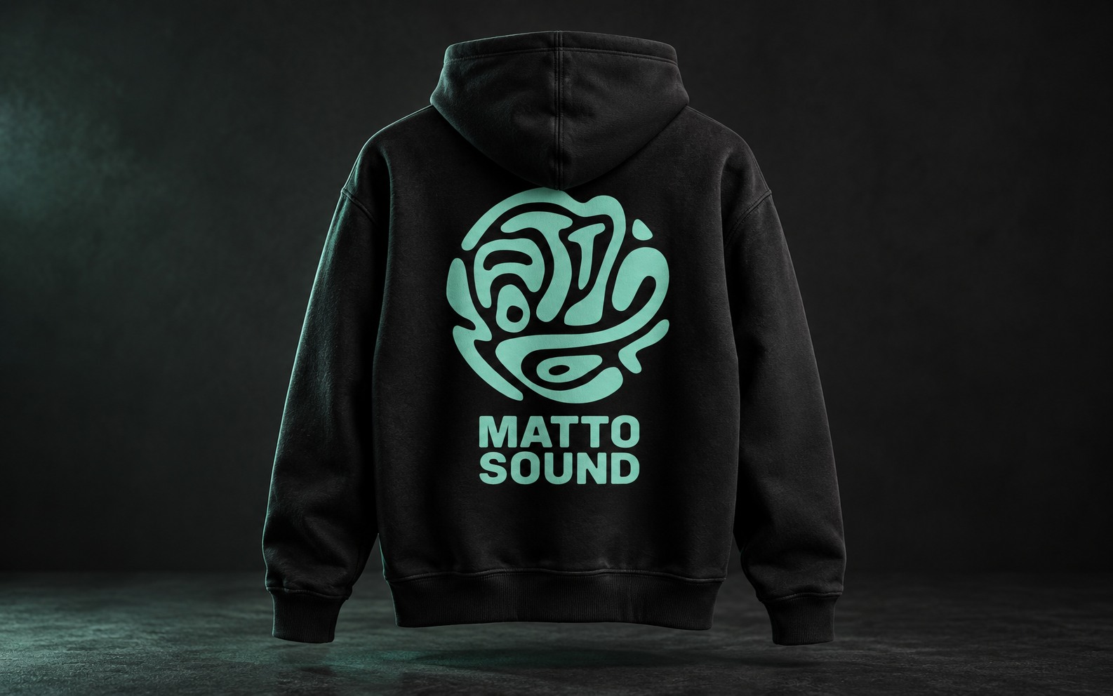 Mockup di felpa nera con simbolo e nome Matto Sound sul retro.