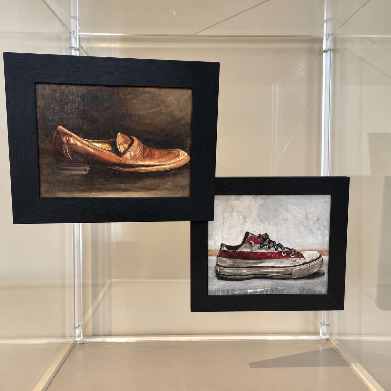Dipinti di calzature nelle teche della mostra 1/2 Paio