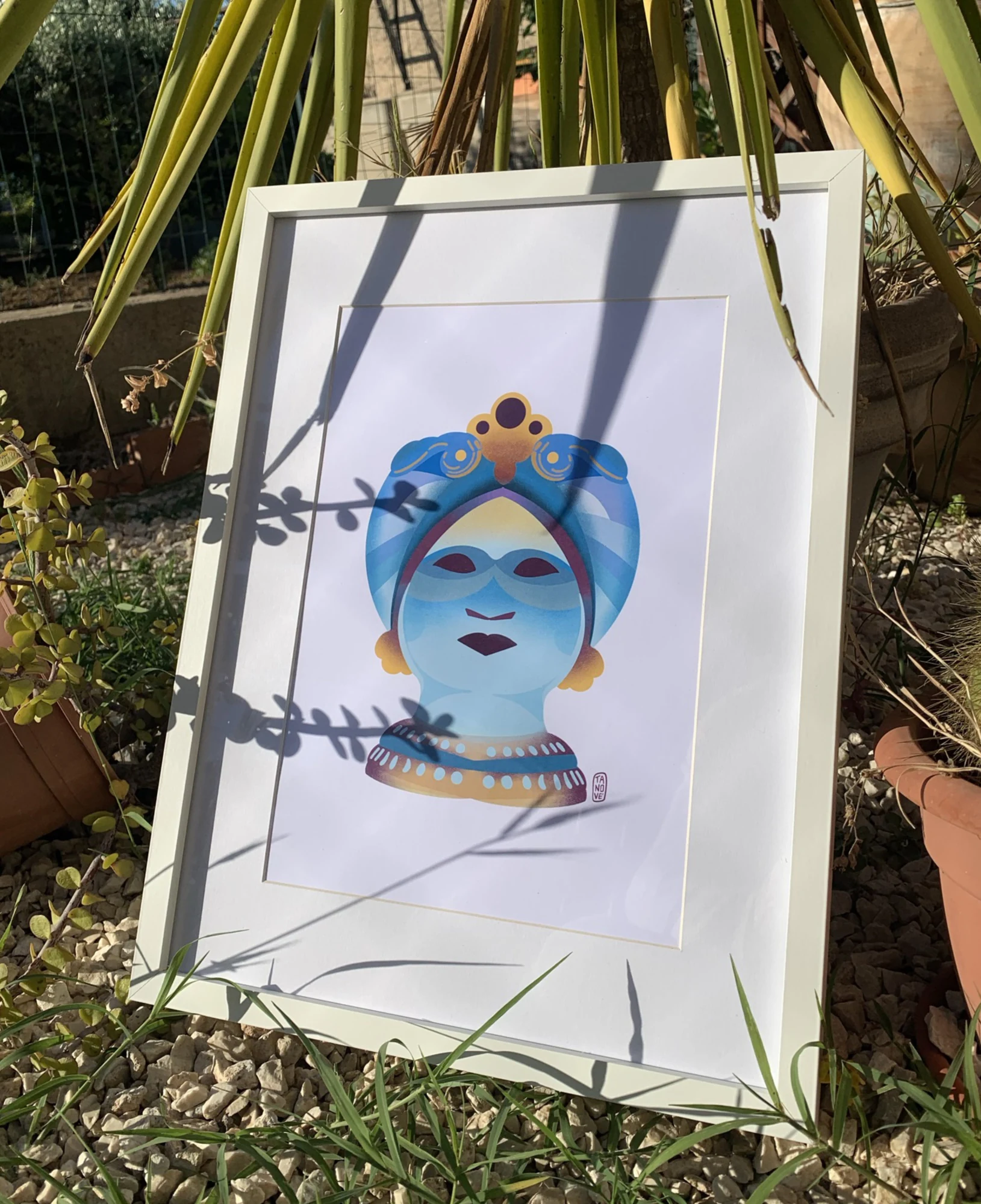 MOROMORA — Testa di Moro azzurra incorniciata in giardino
