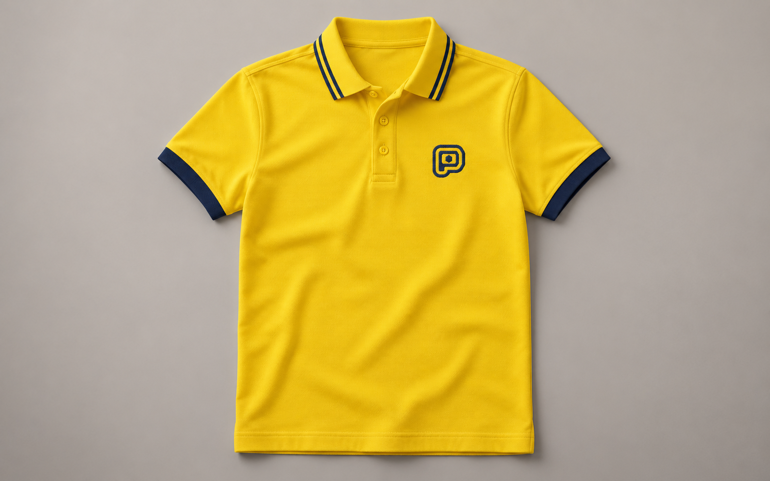 Polo gialla Due P con pittogramma e bordi blu scuro