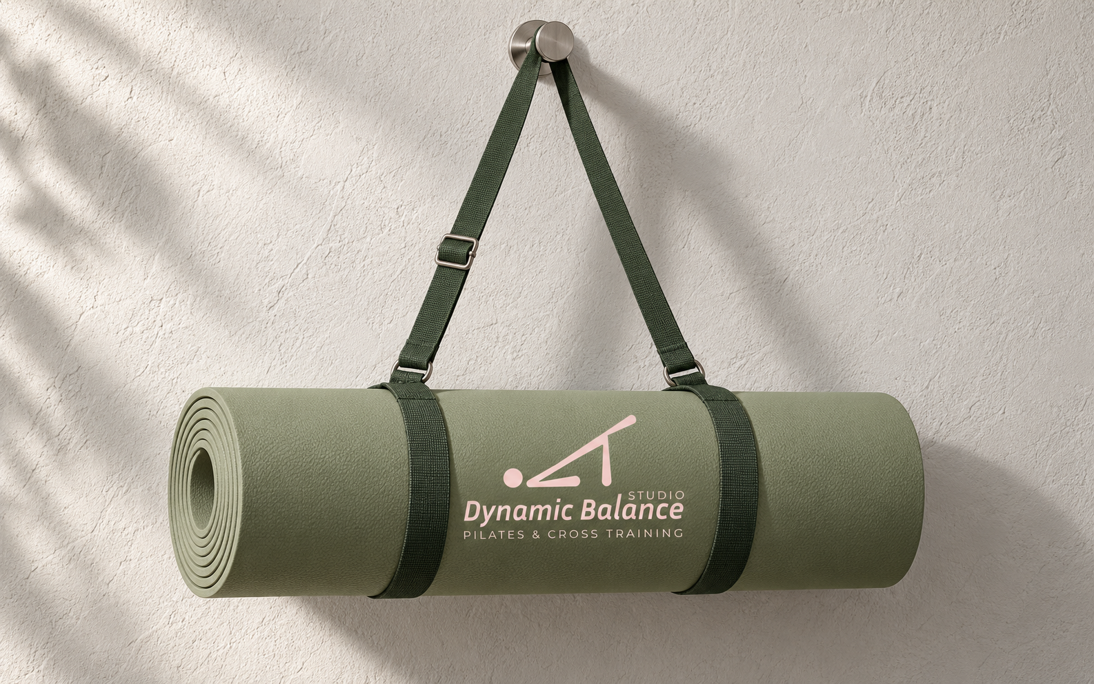 Tappetino Dynamic Balance verde salvia arrotolato con tracolla